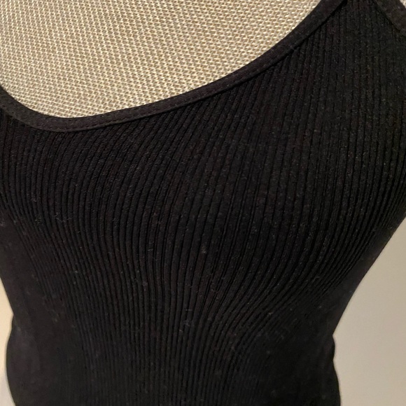 black ribbed soft and elastic, form-fitting cropped cami - Picture 4 of 4